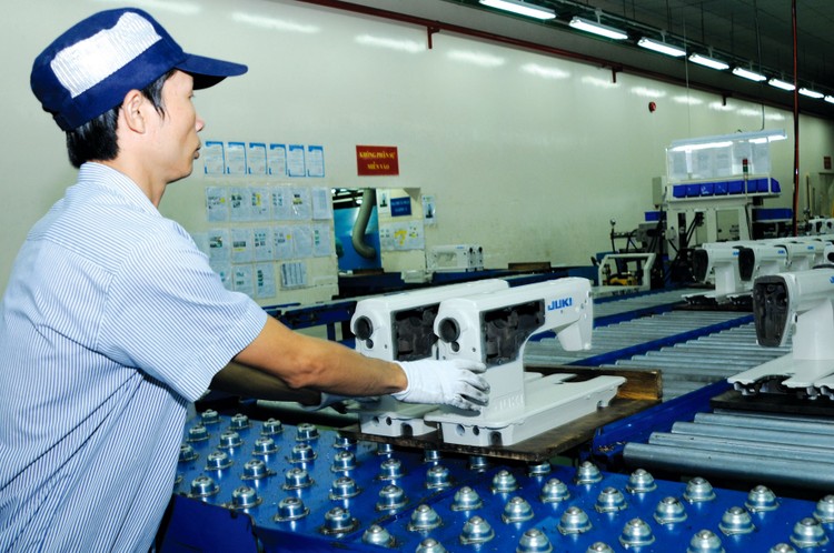 Nhiều doanh nghiệp Nhật Bản tại Việt Nam vẫn phải nhập khẩu thiết bị, vật tư cho sản xuất từ nước thứ ba. Ảnh: Tiên Giang