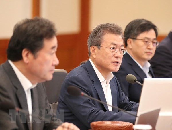 Tổng thống Hàn Quốc Moon Jae-in, ở giữa. (Ảnh: Yonhap/TTXVN)