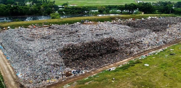 Nhà thầu thi công chậm khiến tiến độ công trình cải tạo bãi chôn lấp rác thải của thị xã Bỉm Sơn, Thanh Hóa bị ảnh hưởng nghiêm trọng. Ảnh: Thanh Hào