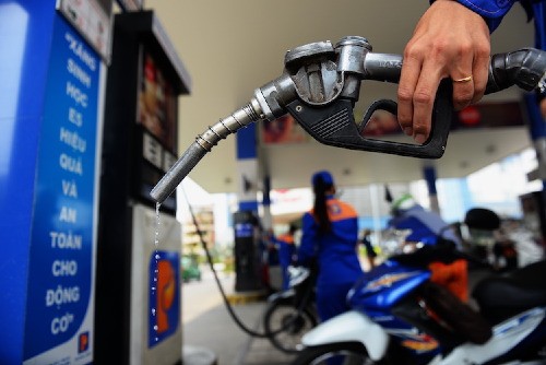 Giá xăng, dầu được dự báo giảm mạnh vào ngày mai. Ảnh:Hữu Khoa