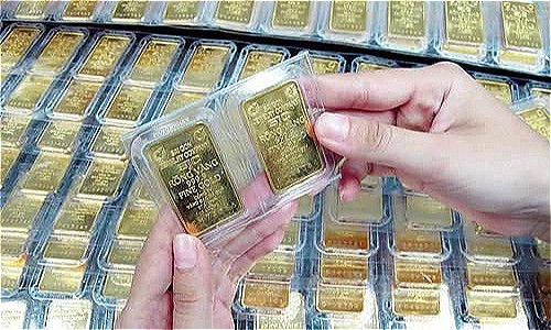 Giao dịch vàng miếng tại một doanh nghiệp tại TP HCM.