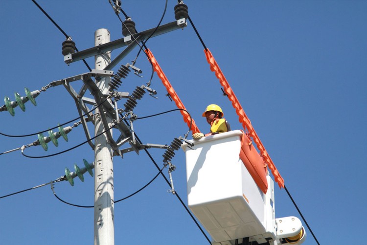 Tỉnh Hà Nam cam kết cung cấp đủ điện 24/24 giờ cho doanh nghiệp. Ảnh: Lê Tiên