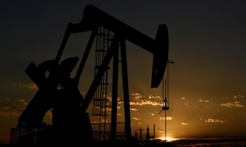 Một máy bơm dầu hoạt động tại Texas (Mỹ). Ảnh:Reuters
