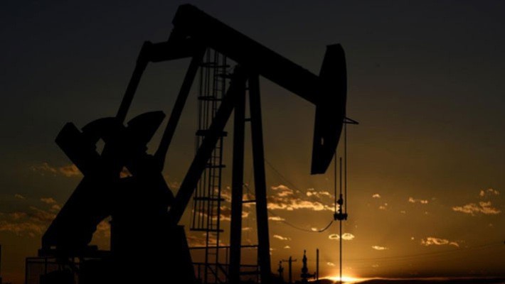 Tuần trước, giá dầu Brent giảm 11,3% và giá dầu WTI "bốc hơi" 10,8%, đánh dầu tuần giảm mạnh chưa từng thấy từ tháng 1/2016 - Ảnh: Reuters.