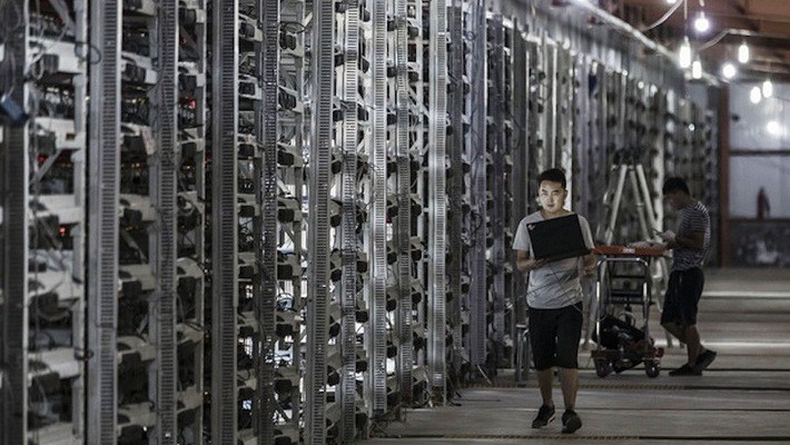 Bên trong một "mỏ" đào Bitcoin ở Trung Quốc.