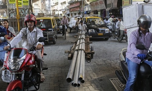 Người dân trên một con phố ở Mumbai (Ấn Độ). Ảnh:Reuters