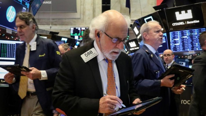Các nhà giao dịch cổ phiếu trên sàn NYSE ở New York, Mỹ - Ảnh: Reuters.