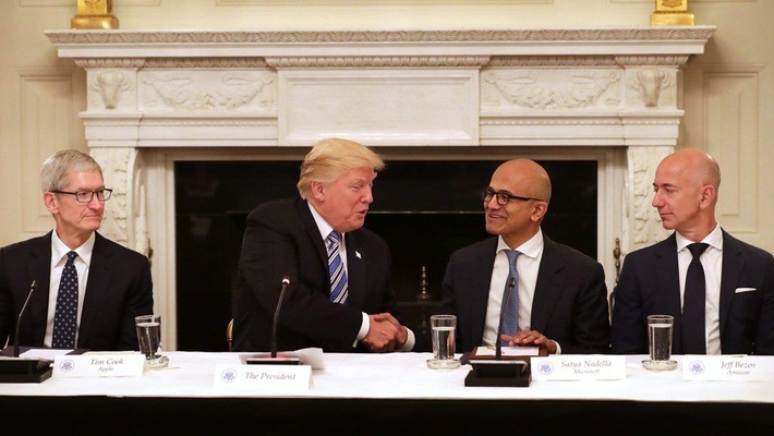 Từ trái qua: CEO Tim Cook của Apple, Tổng thống Mỹ Donald Trump, CEO Satya Nadella của Microsoft, và CEO Jeff Bezos của Amazon trong một cuộc gặp ở Nhà Trắng - Ảnh: Getty.