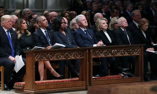 4 đời tổng thống Mỹ và phu nhân tại quốc tang của cố tổng thống Bush. Từ trái sang: Vợ chồng Trump, vợ chồng Obama, vợ chồng Clinton và vợ chồng Carter. Ảnh:Reuters