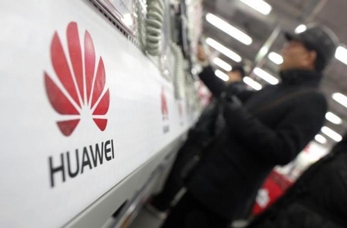Một khách hàng xem điện thoại của Huawei trong một sự kiện ở Thượng Hải. Ảnh:Reuters