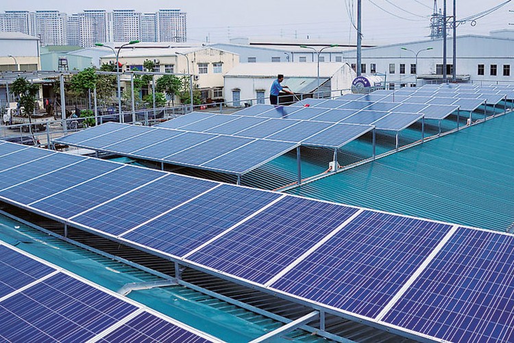 EVN khuyến khích phát triển các dự án điện mặt trời phân tán (trên mái nhà) và dự án điện mặt trời tại các khu vực khả thi về đấu nối. Ảnh: Đức Thịnh
