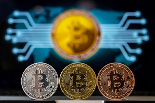 Tiền mô phỏng Bitcoin trưng bày trong một cửa hàng tại Israel. Ảnh:AFP.