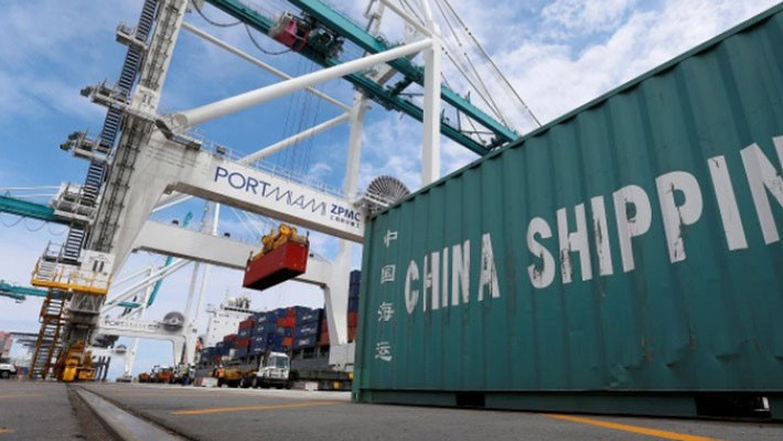 Những container hàng hóa đang được dỡ khỏi tàu tại một bến cảng ở Miami, Mỹ - Ảnh: Reuters.