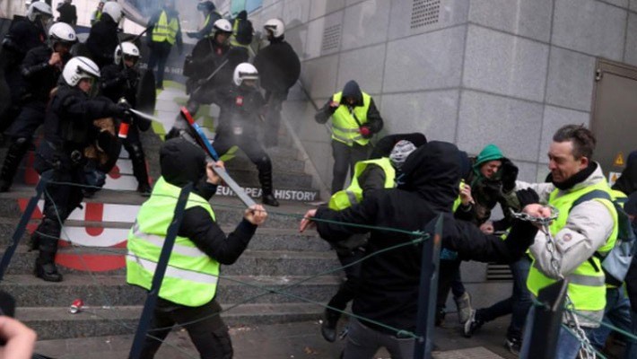 Đụng độ giữa cảnh sát với người biểu tình ở Brussels hôm thứ Bảy - Ảnh: Reuters.