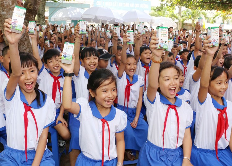 Chương trình sữa học đường trên địa bàn tỉnh Nghệ An sử dụng kinh phí DN hỗ trợ và kinh phí phụ huynh học sinh đóng góp. Ảnh: Quốc An