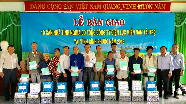 Trao nhà tình nghĩa cho các gia đình chính sách, hộ nghèo tỉnh Bình Phước