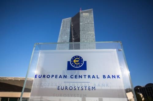 ECB sẽ ngừng hoàn toàn việc mua trái phiếu quy mô lớn. EPA/FRANK RUMPENHORST