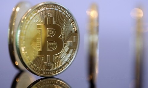 Những đồng xu mô phỏng Bitcoin được trưng bày. Ảnh:Reuters
