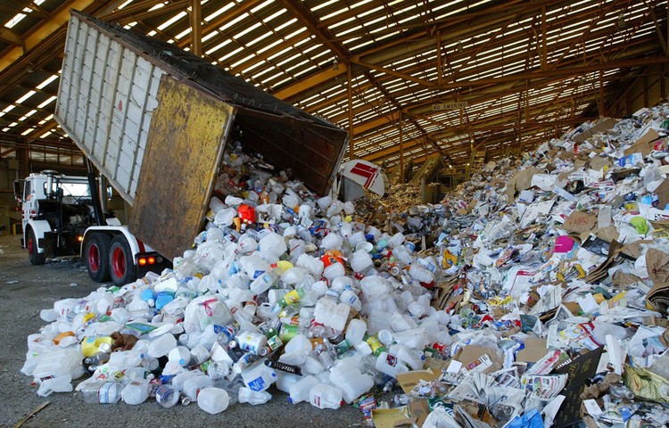 Mặc dù các gói thầu xử lý rác ở tỉnh Đồng Nai được đấu thầu rộng rãi song trên thực tế, số lượng nhà thầu nộp HSDT rất “có hạn”. Ảnh: Hoài Anh