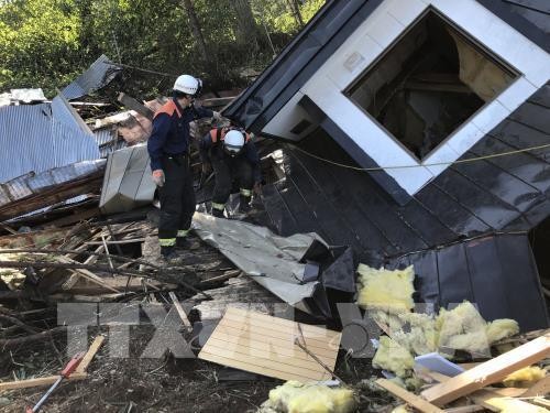 Lực lượng cứu hộ tìm kiếm nạn nhân dưới đống đổ nát của một ngôi nhà bị sập sau trận động đất ở Hokkaido, Nhật Bản ngày 6/9. Ảnh: THX/TTXVN
