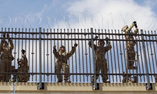 Quân đội Mỹ lắp đặt hàng rào dây thép gai ở biên giới Mỹ - Mexico, khu vực thuộc thành phố McAllen, bang Texas hôm 5/11. Ảnh:Reuters.