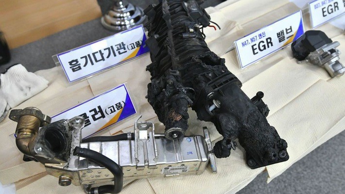 Một số bộ phận của một chiếc xe BMW tự bốc cháy được nhà chức trách Hàn Quốc đưa ra trước báo giới trong một cuộc họp báo ngày 24/12 ở Seoul - Ảnh: Getty/Bloomberg.