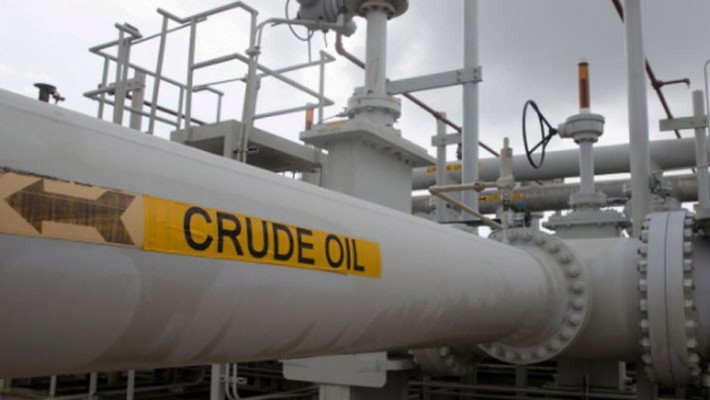 Nhiều yếu tố gây áp lực giảm giá đang đè nặng lên thị trường dầu thô - Ảnh: Reuters.