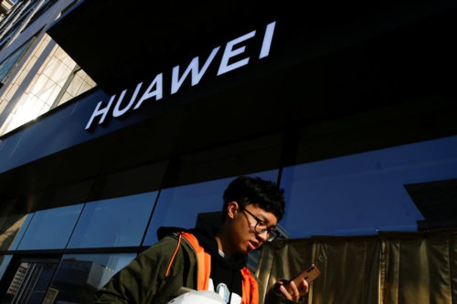Bên ngoài một cửa hàng của Huawei tại Bắc Kinh (Trung Quốc). Ảnh:Reuters