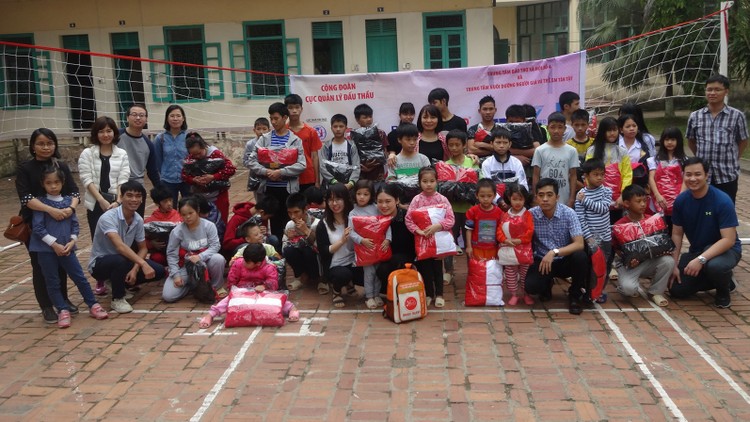 Đoàn thiện nguyện của Cục Quản lý đấu thầu trao quà cho trẻ em có hoàn cảnh đặc biệt tại Trung tâm Bảo trợ xã hội số 4 của Hà Nội