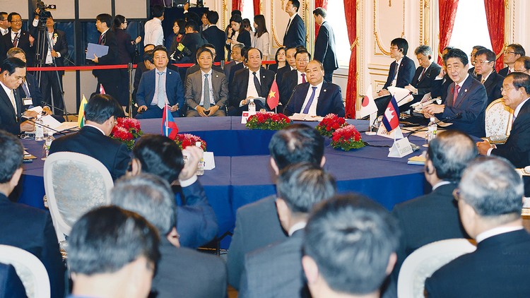 Thủ tướng Nguyễn Xuân Phúc nhấn mạnh, Việt Nam phấn đấu xây dựng môi trường kinh doanh thuận lợi, mang tính cạnh tranh, vươn lên nhóm đầu trong ASEAN và hướng tới tiêu chuẩn cao của Nhóm OECD. Ảnh: Hiếu Nguyễn