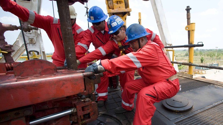 OPEC đang cắt giảm sản lượng để vực dậy giá dầu.