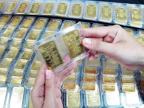 Giao dịch vàng miếng tại một doanh nghiệp trong nước. Ảnh:PV.