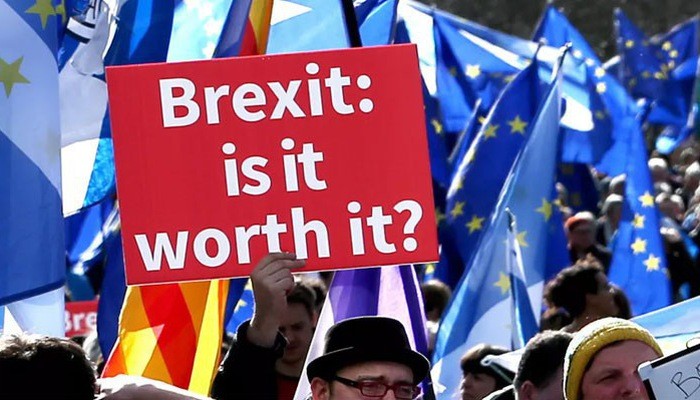 Một cuộc biểu tình ở London hồi năm 2018 kêu gọi tổ chức trưng cầu dân ý về thỏa thuận Brexit cuối cùng - Ảnh: AP.