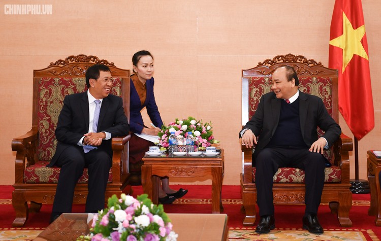 Thủ tướng Nguyễn Xuân Phúc tiếp Thống đốc Ngân hàng CHDCND Lào Sonexay Sitphayxay. Ảnh: VGP/Quang Hiếu