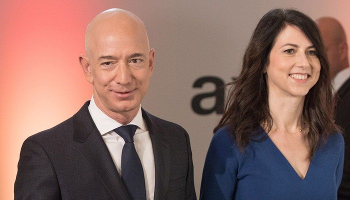 Jeff Bezos và vợ - Ảnh: DPA.