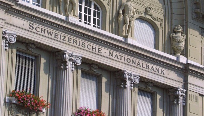 Không giống như ngân hàng trung ương của các quốc gia khác, SNB được niêm yết trên sàn chứng khoán của nước này và cổ đông nắm giữ cổ phiếu của SNB được hưởng cổ tức.