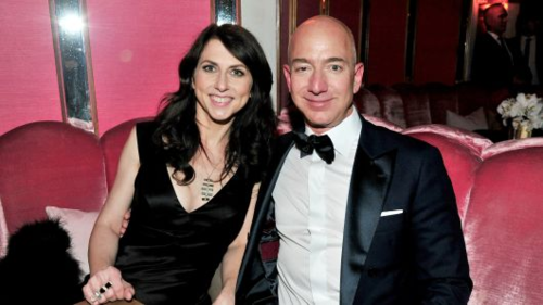 Hai vợ chồng tỷ phú Jeff và MacKenzie Bezos trong một sự kiện. Ảnh:AFP