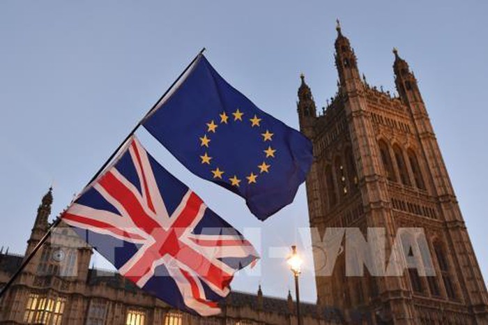 Trong ảnh (tư liệu): Cờ EU (trên) và cờ Anh được treo bên ngoài tòa nhà Quốc hội Anh ở London ngày 11/12/2017. Ảnh: AFP/ TTXVN