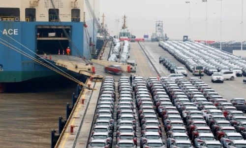 Xe hơi chuẩn bị xuất khẩu tại cảng biển ở Chiết Giang (Trung Quốc). Ảnh:Reuters
