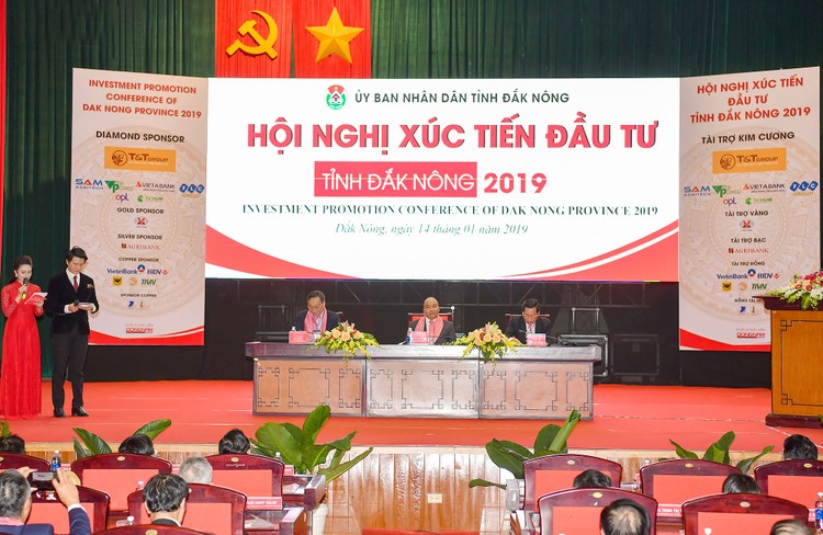 Thủ tướng Chính phủ Nguyễn Xuân Phúc dự Hội nghị Xúc tiến đầu tư Đắk Nông. Ảnh: Hiếu Nguyễn