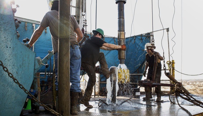 Công nhân làm việc trên một mỏ dầu đá phiến ở vùng Permian, bang Texas của Mỹ - Ảnh: Bloomberg/CNBC.