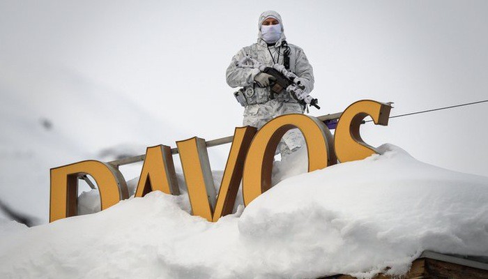 Một viên cảnh sát đứng gác trên nóc một khách sạn ở Davos hô 21/1 - Ảnh: Getty/Huffington Post.