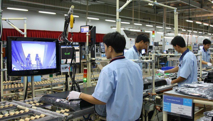 Công nhân làm việc trong một nhà máy của Samsung ở Việt Nam.