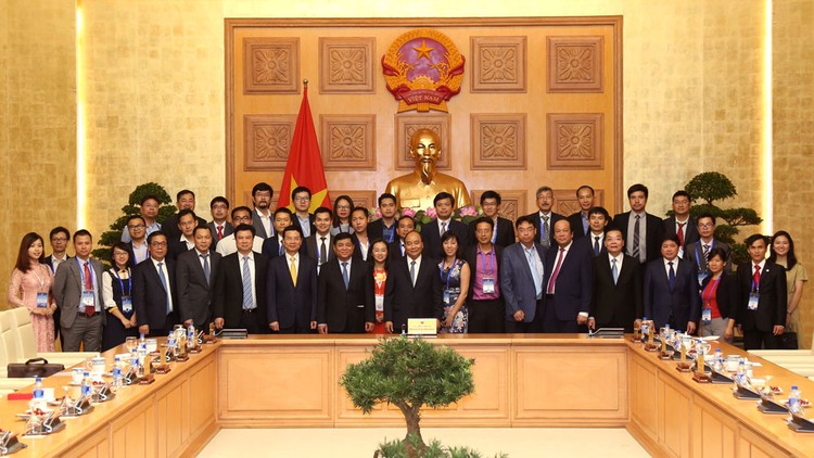 Thủ tướng Chính phủ Nguyễn Xuân Phúc gặp gỡ người Việt trẻ tiêu biểu hoạt động trong lĩnh vực khoa học công nghệ ở nước ngoài. Ảnh: Đức Trung