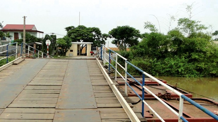UBND thành phố Hải Phòng đề xuất xây dựng cầu bê tông vĩnh cửu thay thế cầu phao Sông Hóa thông qua giao thầu. Ảnh: Huy Sơn