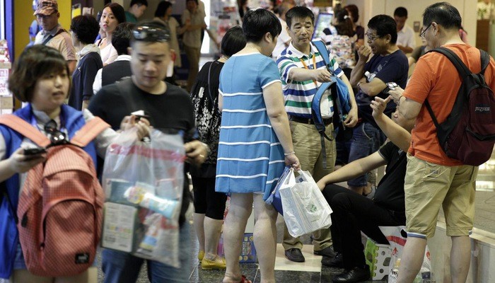 Chi tiêu trung bình cho mua sắm của du khách Trung Quốc ở nước ngoài cũng giảm xuống còn 5.800 Nhân dân tệ (855 USD) vào năm ngoái.