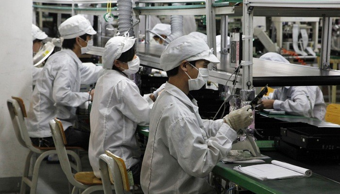 Công nhân làm việc trong một nhà máy Foxconn - Ảnh: Bloomberg.