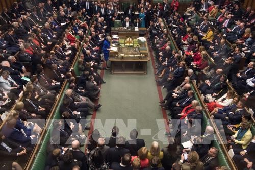 Thủ tướng Anh Theresa May (trái, hàng đầu) phát biểu tại phiên bỏ phiếu tín nhiệm của Hạ viện ở London ngày 16/1/2019. Ảnh: AFP/TTXVN