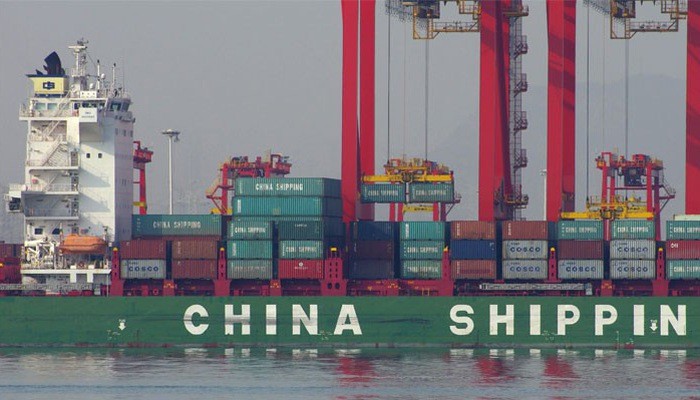 Những container hàng hóa đang được dỡ xuống từ tàu chở hàng ở một bến cảng thuộc tỉnh Sơn Đông, Trung Quốc - Ảnh: Getty/Fortune.
