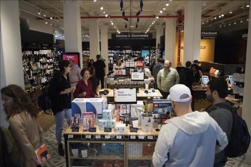 Người tiêu dùng Mỹ mua sắm tại cửa hàng bán lẻ 4 sao đầu tiên tại Manhattan, New York (Mỹ). Ảnh: TTXVN phát